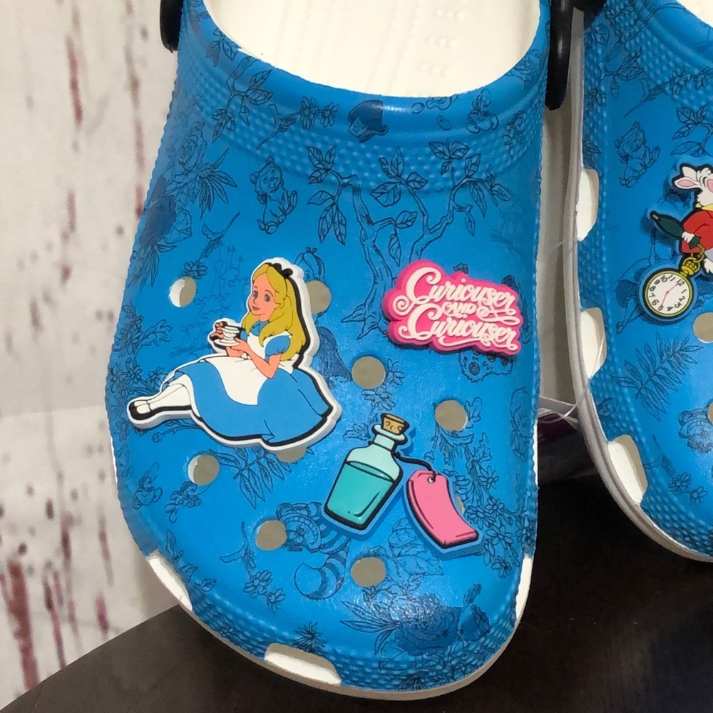 CROCS x Disney Alice in Wonderland limited edition classic Clog in size 7 - Picture 9 of 17